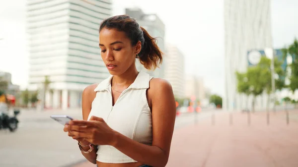 Clouse Cute Tanned Woman Ponytail Wearing White Top Looking Street — Foto de Stock