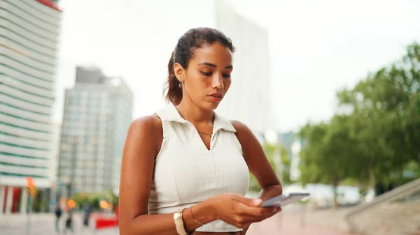 Clouse Cute Tanned Woman Ponytail Wearing White Top Looking Street — Foto de Stock