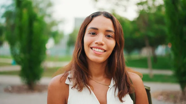 Clouse Beautiful Girl Brown Long Hair Tanned Skin Wearing White — ストック写真