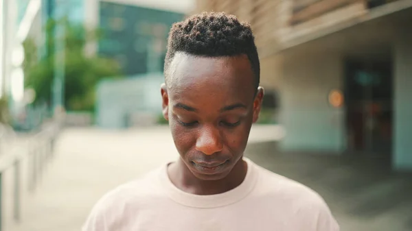 Clouse Young African Student Stands University Raises His Head — Φωτογραφία Αρχείου