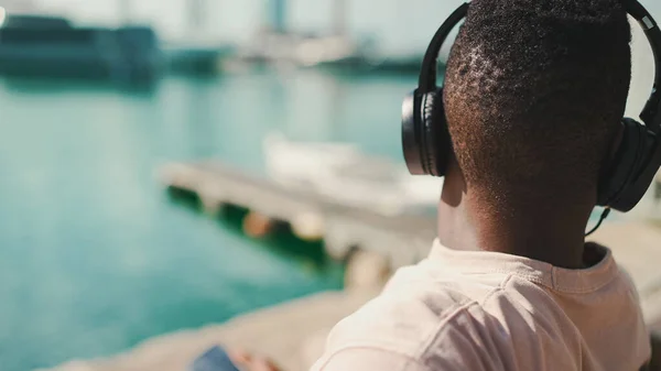 Clouse Young African Guy Relaxes Sitting Bench Port Yachts Ships — Stock Fotó