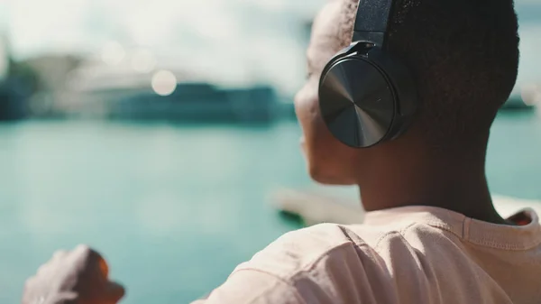 Clouse Young African Guy Relaxes Sitting Bench Port Yachts Ships — Stockfoto