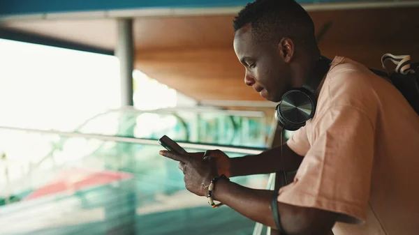 Clouse Profile Young African Guy Headphones Uses Cell Phone — Stockfoto