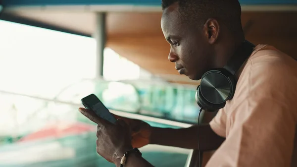 Clouse Profile Young African Guy Headphones Uses Cell Phone — Stockfoto