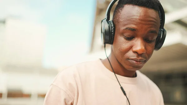 Close Young African Student Sitting University Wearing Headphones — Φωτογραφία Αρχείου