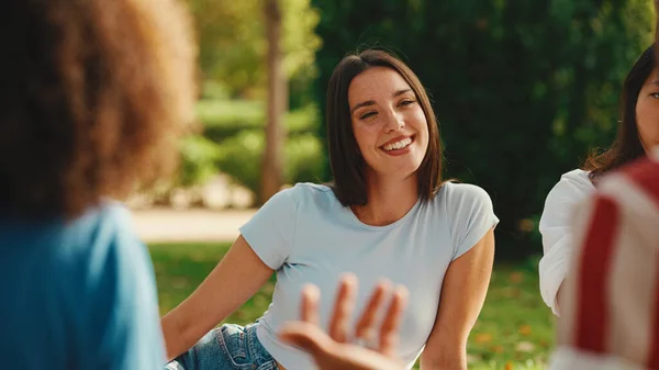 Close Van Jonge Man Met Krullend Haar Gestreept Shirt Het — Stockfoto