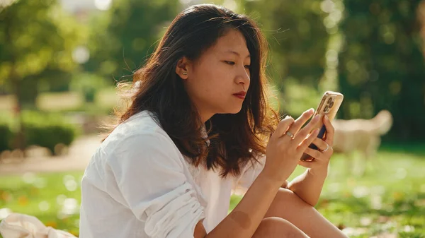 Mujer Asiática Joven Con Pelo Largo Castaño Vistiendo Camiseta Blanca — Foto de Stock