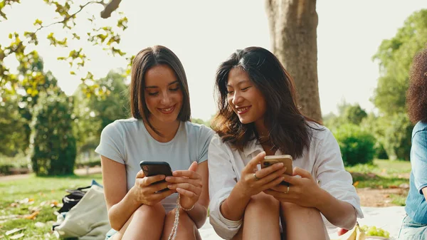 Young Multi Ethnic Smiling Women Watching Videos Phone Girls Laugh — Zdjęcie stockowe
