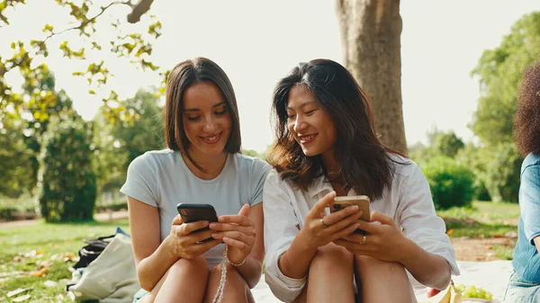 Młode Wieloetniczne Uśmiechnięte Kobiety Oglądają Filmy Telefonie Dziewczyny Śmieją Się — Zdjęcie stockowe