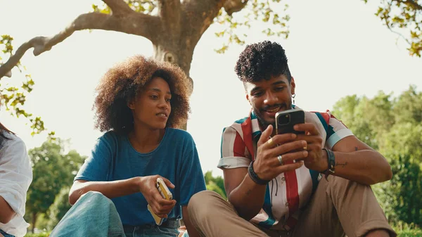 Happy Multiethnic Young People Picnic Summer Day Outdoors Friends Having — Zdjęcie stockowe