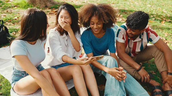 Щасливі Усміхнені Багатоетнічні Молоді Люди Пікніку Літній День Відкритому Повітрі — стокове фото