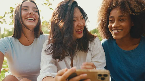 Šťastní Usmívající Multietničtí Mladí Lidé Pikniku Letní Den Venku Skupina — Stock fotografie