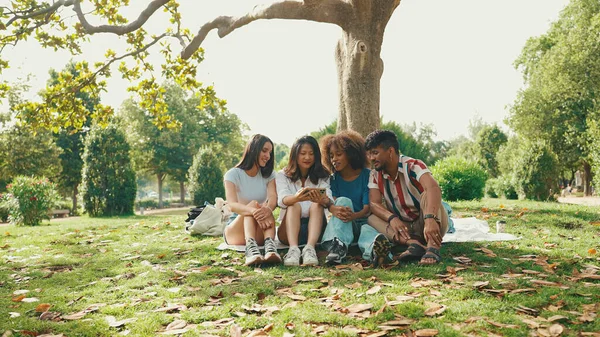 Vrolijke Lachende Multi Etnische Jongeren Tijdens Picknick Zomerse Dag Buiten — Stockfoto