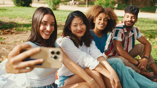 Happy Multiethnic Young People Looking Taking Selfie Summer Day Outdoors — Φωτογραφία Αρχείου