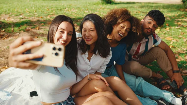 Szczęśliwi Wieloetniczni Młodzi Ludzie Patrzą Robienie Selfie Letni Dzień Świeżym — Zdjęcie stockowe