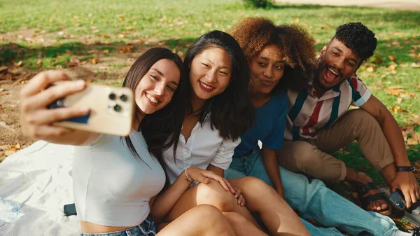 Happy Multiethnic Young People Looking Taking Selfie Summer Day Outdoors — Stock Photo, Image