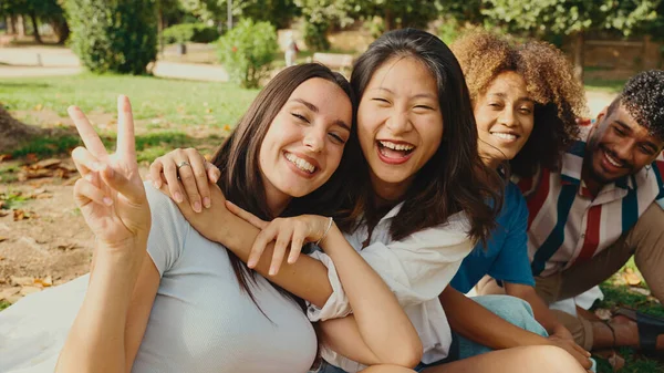 Happy Multiethnic Young People Posing Camera Picnic Summer Day Outdoors — Stock Photo, Image