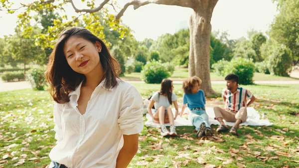 Jonge Aziatische Lachende Vrouw Met Lang Bruin Haar Wit Shirt — Stockfoto