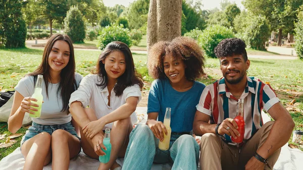 Happy Smiling Multiethnic Young People Picnic Summer Day Outdoors Group — Zdjęcie stockowe