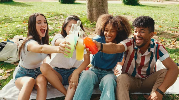 Vrolijke Lachende Multi Etnische Jongeren Tijdens Picknick Zomerse Dag Buiten — Stockfoto