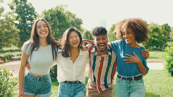 Happy Multiethnic Young People Walk Embracing Summer Day Outdoors Group — Fotografie, imagine de stoc