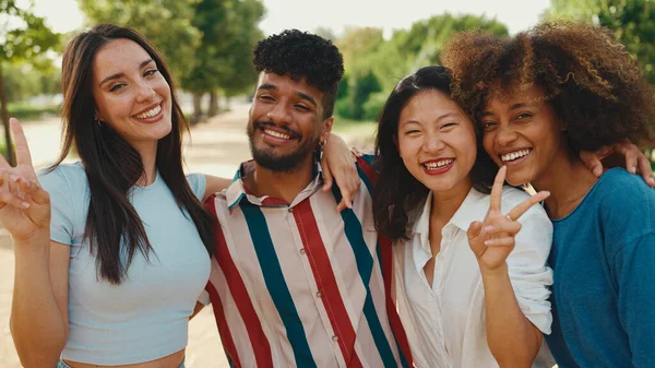 Happy Lovely Multiethnic Young People Posing Camera Summer Day Outdoors — Zdjęcie stockowe