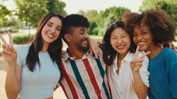Happy Lovely Multiethnic Young People Posing Camera Summer Day Outdoors — Φωτογραφία Αρχείου