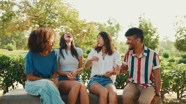 Щаслива Багатоетнічна Молодь Розмовляє Сидячи Лавці Літній День Відкритому Повітрі — стокове фото