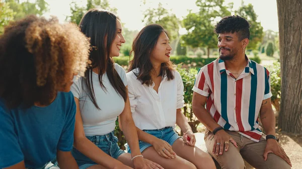 Happy Multiethnic Young People Talking While Sitting Park Bench Summer — Zdjęcie stockowe