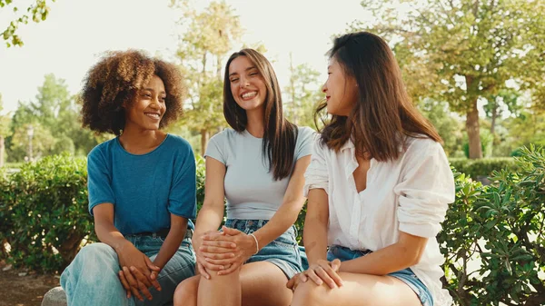 Happy Multiethnic Young Women Talking While Sitting Park Bench Summer — Φωτογραφία Αρχείου