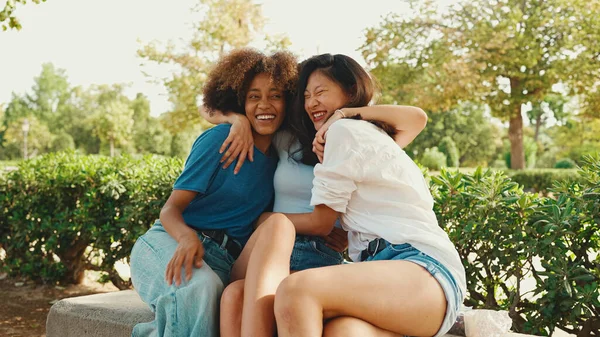 Happy Multiethnic Young Women Talking While Sitting Park Bench Summer — 스톡 사진