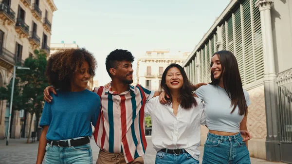 Gelukkige Multi Etnische Jongeren Wandelen Omhelzend Zomerse Dag Buiten Vriendengroep — Stockfoto