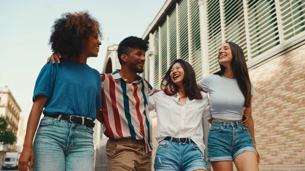 Šťastní Multietničtí Mladí Lidé Chodí Objímat Letní Den Venku Skupina — Stock fotografie