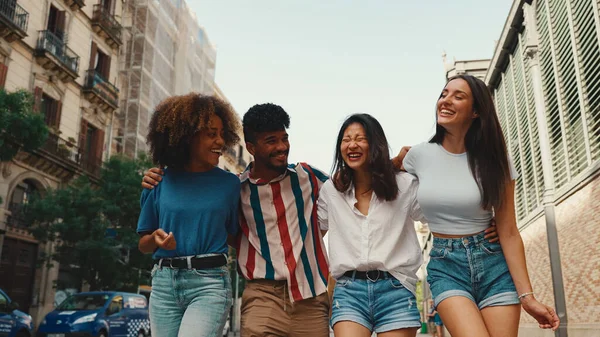 Gelukkige Multi Etnische Jongeren Wandelen Omhelzend Zomerse Dag Buiten Vriendengroep — Stockfoto