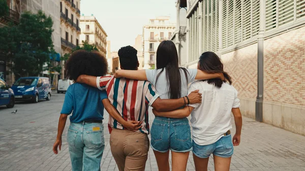 Gelukkige Multi Etnische Jongeren Wandelen Omhelzend Zomerse Dag Buiten Vriendengroep — Stockfoto