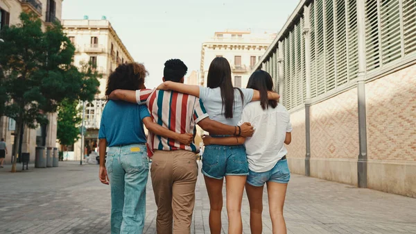 Heureux Jeunes Multiethniques Marchent Embrassant Jour Été Extérieur Groupe Amis — Photo