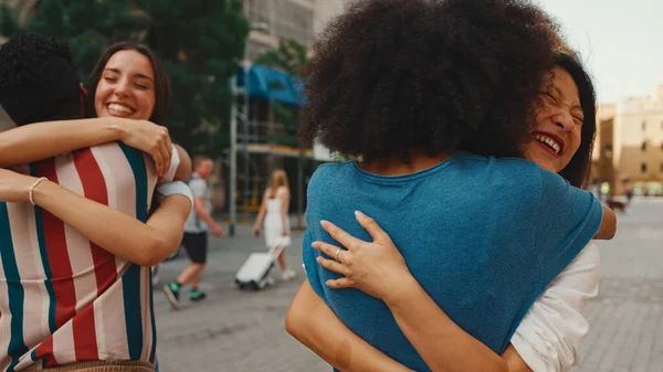 Young Multiethnic Women Walk Laughing Street Warm Summer Day Meeting — Stock fotografie