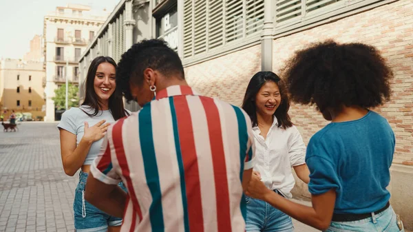 Jonge Multi Etnische Vrouwen Lopen Lachend Door Straat Warme Zomerdag — Stockfoto