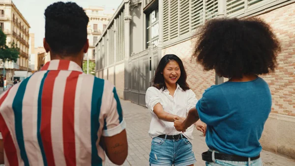 Mladé Multietnické Ženy Chodí Smíchem Ulici Teplý Letní Den Potkávají — Stock fotografie