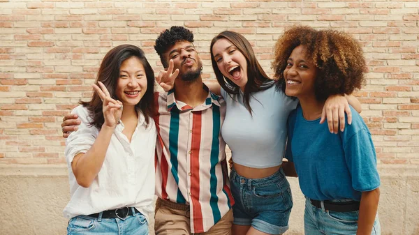 Vrolijke Mooie Multi Etnische Jonge Mensen Poseren Voor Camera Zomerse — Stockfoto