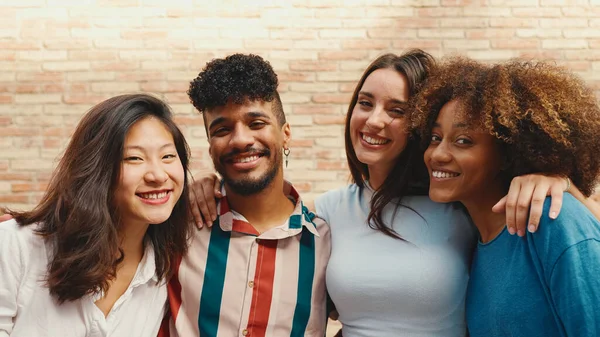 Šťastní Krásní Multietničtí Mladí Lidé Pózující Před Kamerou Letní Den — Stock fotografie