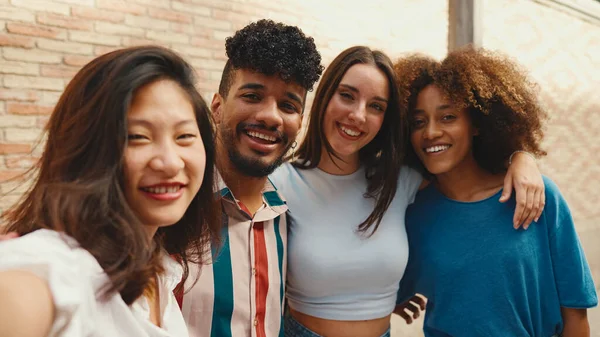Šťastní Krásní Multietničtí Mladí Lidé Pózující Před Kamerou Letní Den — Stock fotografie