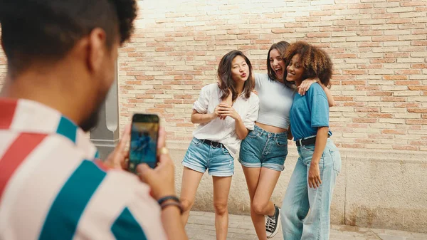 Happy Lovely Multiethnic Young People Posing Camera Taking Photo Summer — Φωτογραφία Αρχείου
