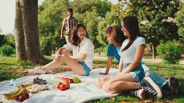 Vrolijk Lachende Jonge Multinationale Mensen Tijdens Picknick Zomerse Dag Buiten — Stockfoto
