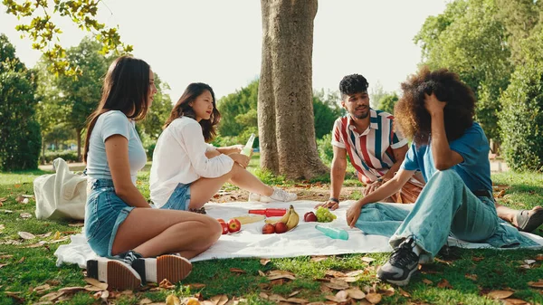 Happy Smiling Young Multinational People Picnic Summer Day Outdoors Friends — Foto de Stock