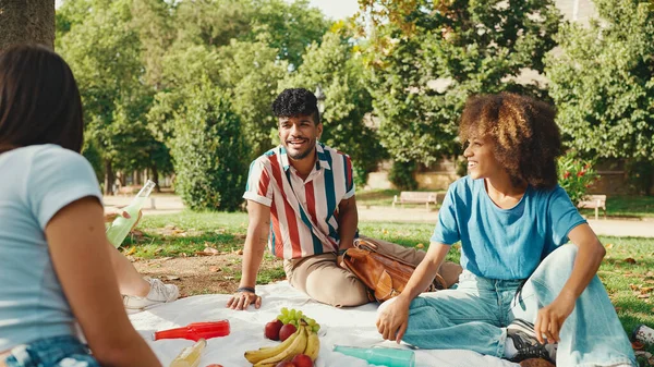 Vrolijk Lachende Jonge Multinationale Mensen Tijdens Picknick Zomerse Dag Buiten — Stockfoto