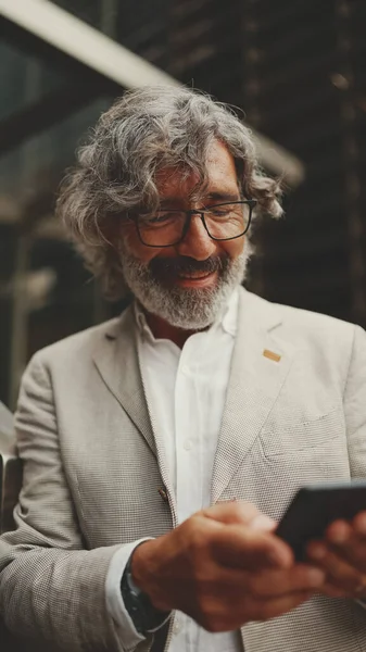 Mature Businessman Beard Glasses Stands Street Business Center Background Middle — Fotografia de Stock