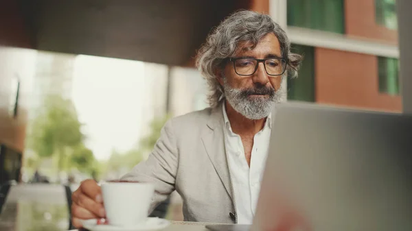 Mature Businessman Beard Eyeglasses Wearing Gray Jacket Sits Cafe Middle — Fotografia de Stock