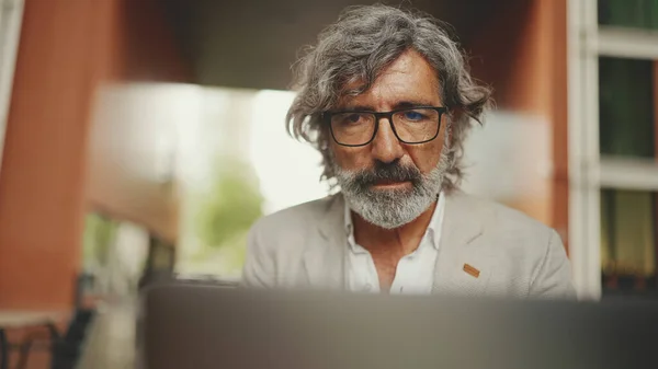Clouse Mature Businessman Beard Eyeglasses Wearing Gray Jacket Sits Cafe — Fotografia de Stock