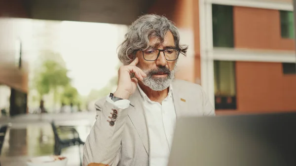 Clouse Mature Businessman Beard Eyeglasses Wearing Gray Jacket Sits Cafe — Foto de Stock